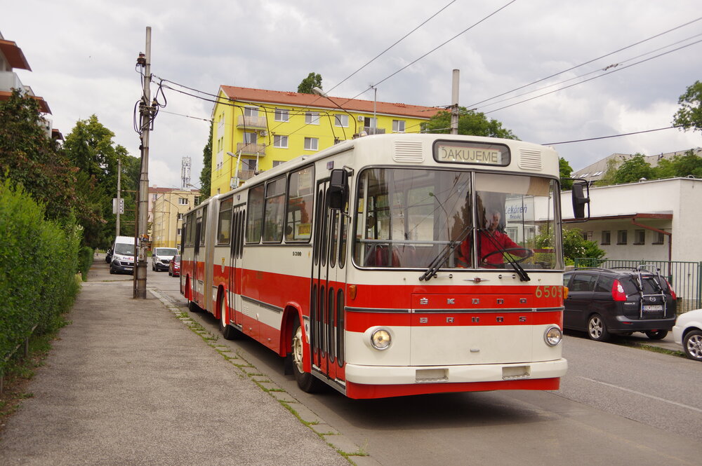 Trolejbus Škoda Sanos ev. č. 6505 při své první jízdě v ulicích města. (foto: Ing. Mário Kováč)