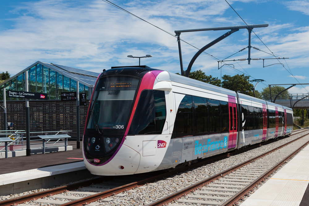 Vlakotramvaj Citadis Dualis na lince T11 v okolí Paříže. (foto: Alstom)