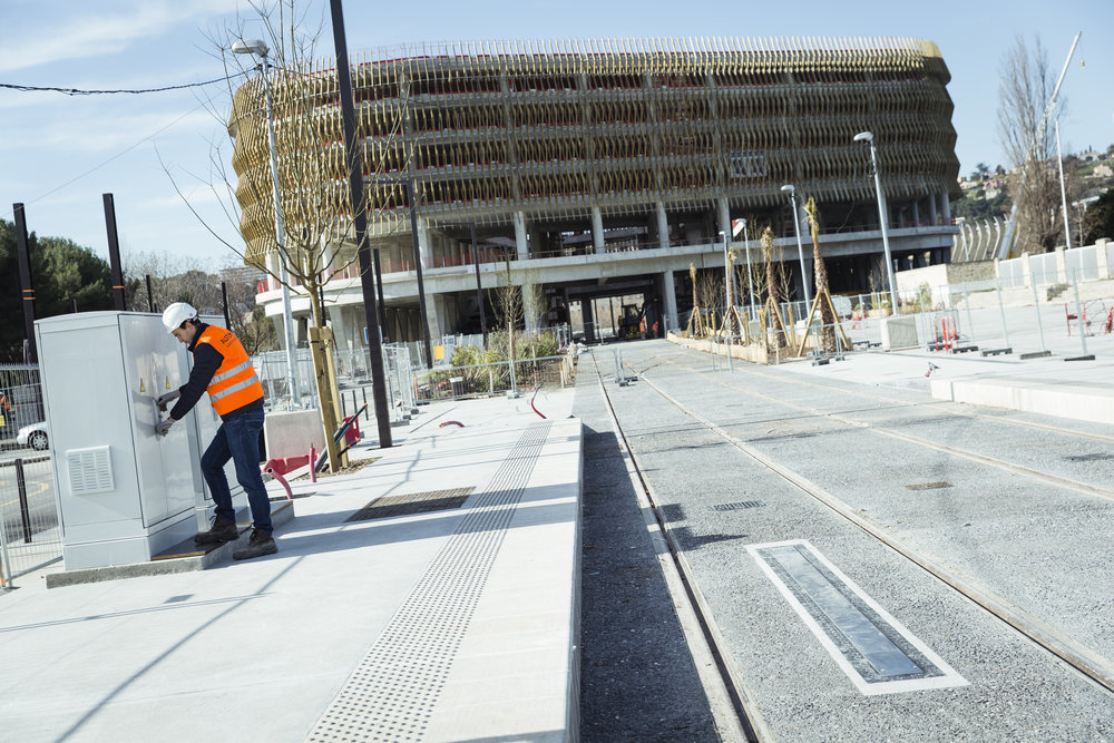 Nabíjecí systém SRS, díky kterému je celá trasa linky 2 bez trolejového vedení. (foto: Alstom)