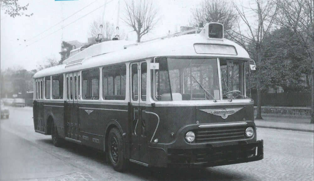 Prototyp APVT z roku 1960 na zkouškách téhož roku v Paříži. Vůz se měl stát standardním vozidlem ve Štrasburku, nicméně přišel na trh pozdě a Štrasburk své plány na rozvoj trolejbusové dopravy nakonec nerealizoval. Vůz nebyl vyvíjen Vetrou, ale její hlavní vlastník, společnost Alsthom, mu dodala výzbroj. (foto: archiv G. Mullera)