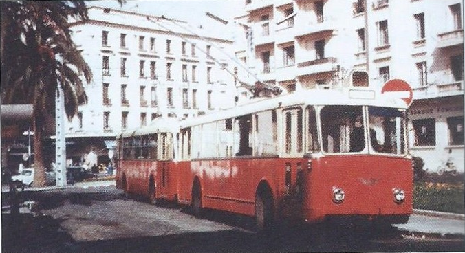 Casablanské vozy VBBh neměly prostřední dveře. Zde byly roku 1956 zachyceny na náměstí France. (foto: G. Rannou / sbírka G. Mullera)