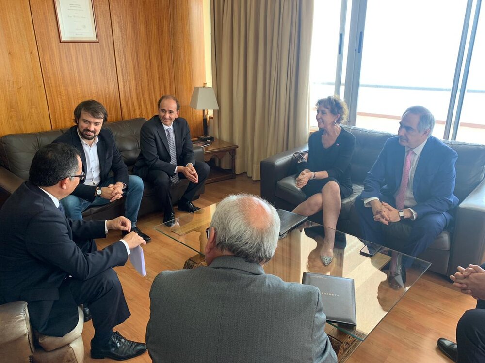 Na setkání s ministryní Glorií Hutt, kterého se účastnili ředitel dopravce, hlava regionu Valparaíso či starosta Valparaísa. Zájem zachovat trolejbusy byl ze strany města i regionu vysoký. (foto: Ministerio de Transportes y Telecomunicaciones)