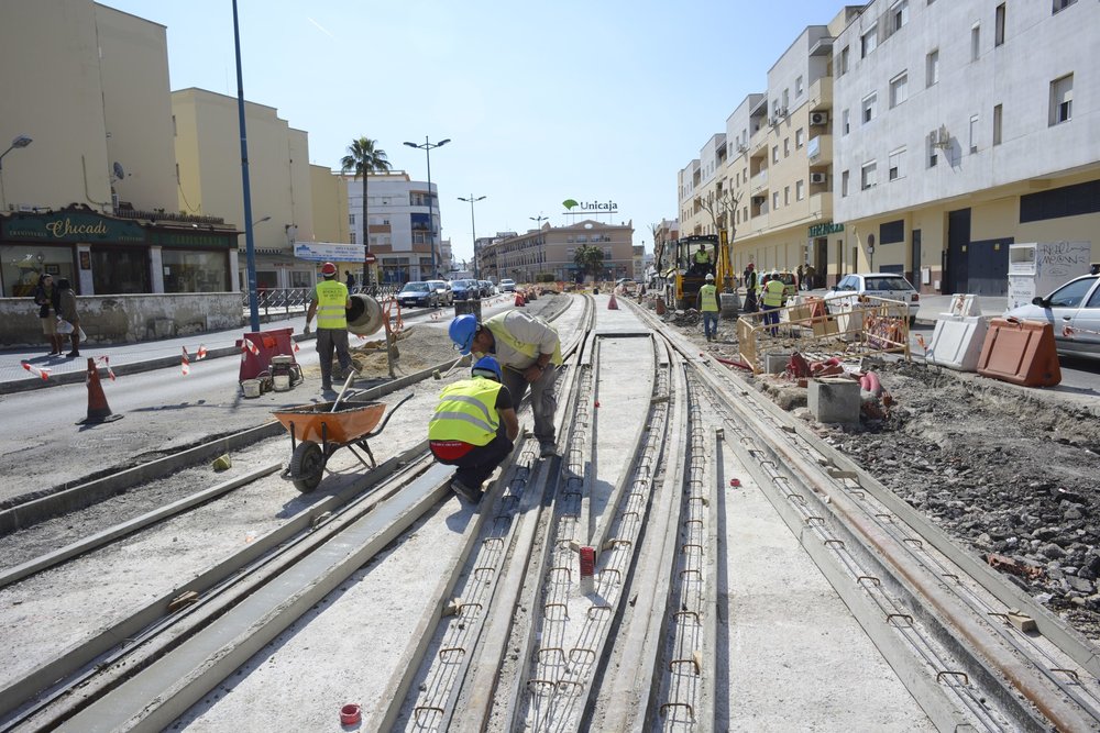 Stavba trati na ulici Travesía de Alameda de Solano ve městě Chiclana de la Frontera na snímku z jara 2015. (foto: Agencia de Obra Pública de la Junta de Andalucía)