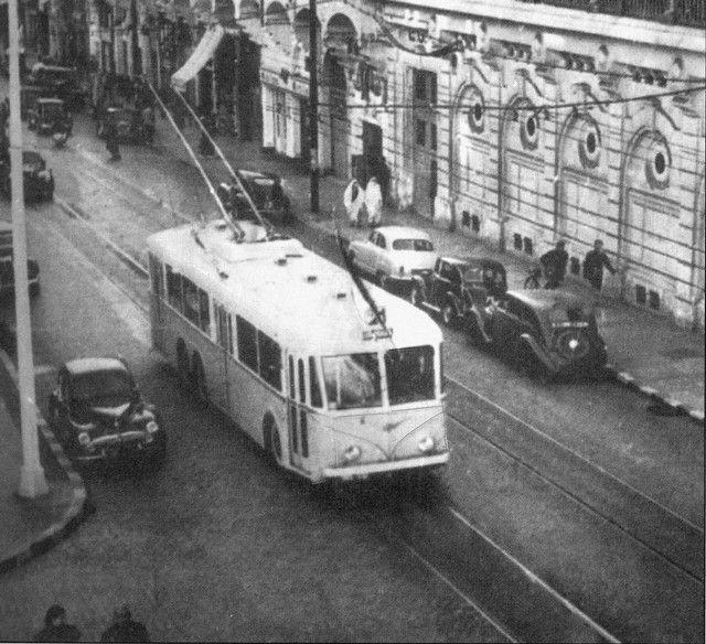 Vůz typu VA3 neznámého ev. č.&nbsp;patřící společnosti CFRA byl vyfotografován roku 1955 při průjezdu ulicí Alfred Lelluch (bývalá ulice Constantine). (foto: sbírka M. Benderra)