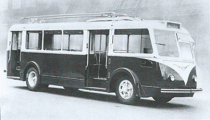 Na tomto snímku vidíme jeden z pěti vozů původně určených pro nikdy nerealizovanou síť ve Versailles, a to již po příchodu do Amiens, kam nakonec byly nasměrovány. Doplňme, že původní barevné schéma, ze snímku pochopitelně nezřetelné, bylo modro-šedé. (foto: VETRA / archiv G. Mullera)