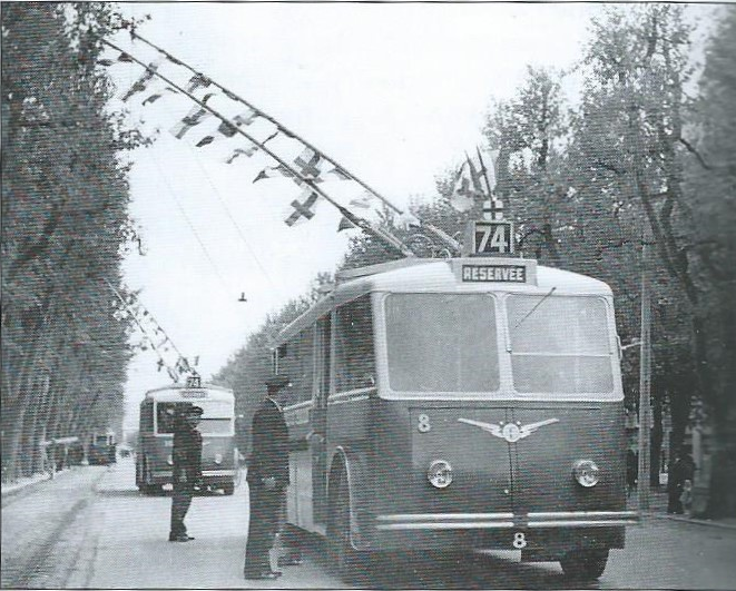 Zprovoznění linky č. 74 s vozem CB 60 ev. č. 8 na marseillské třídě Prado dne 26. dubna 1942. (foto: TRINDEL / sbírka G. Mullera)