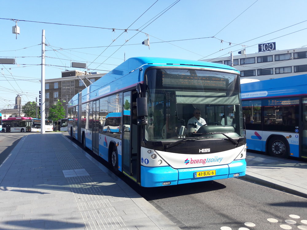 Arnhemský trolejbus se na snímku z letošního června vyhřívá na konečné u místního vlakového nádraží. (foto: Vít Hinčica)