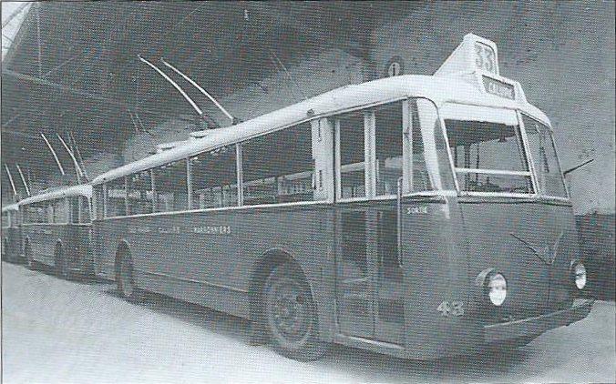 Vůz typu TEB 1 byl přímo odvozen z vozu TEA 1. Skříň byla v zadní části o něco prodloužena. Jednalo se o první francouzské vozy, kdy se umístilo stanoviště průvodčího k zadním dveřím. Nástup cestujících tedy probíhal jimi a výstup pak dveřmi předními. (foto: OTL / archiv G. Mullera)