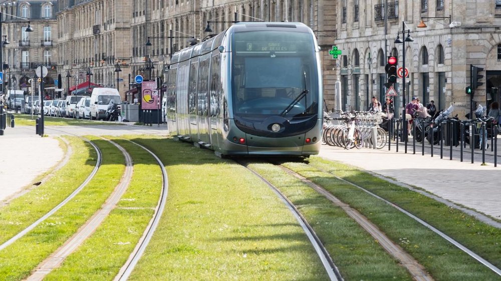 Tramvaj v Bordeaux se spodním systémem napájení. (foto: Alstom)