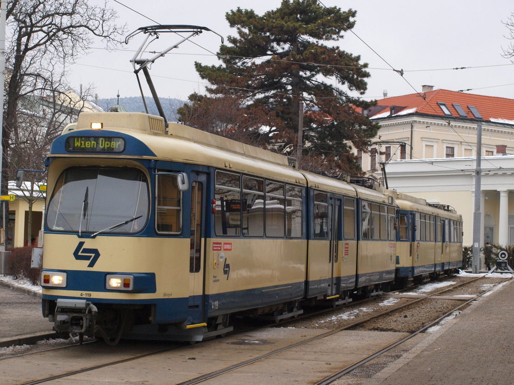 Vozy řady TW100 jsou pro dráhu Vídeň – Baden v současné době nepostradatelné. Vídeň však vybrala už jejich nástupce. (zdroj: Wikipedia.org)