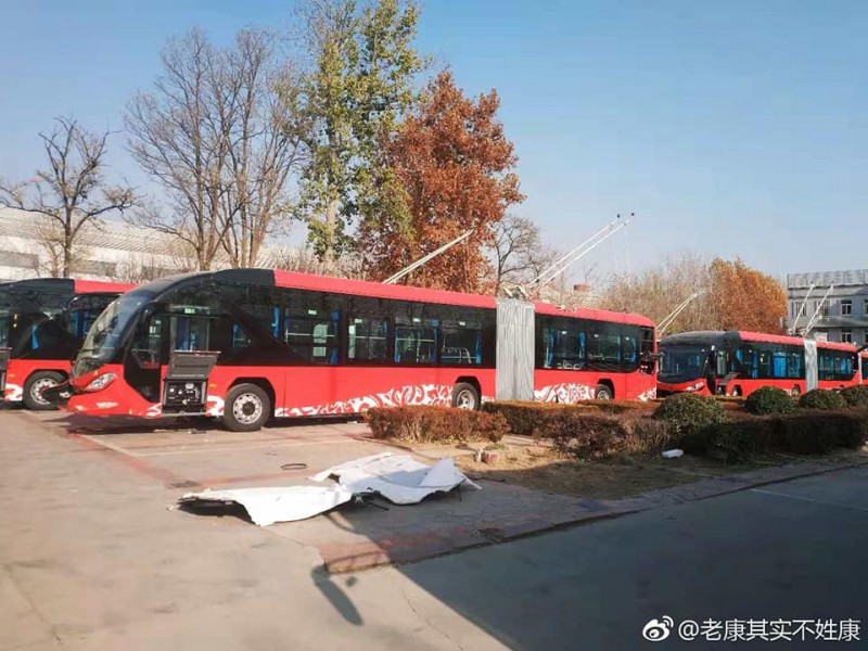 Kloubové trolejbusy Foton BJD-G180FB ve výrobním závodě.