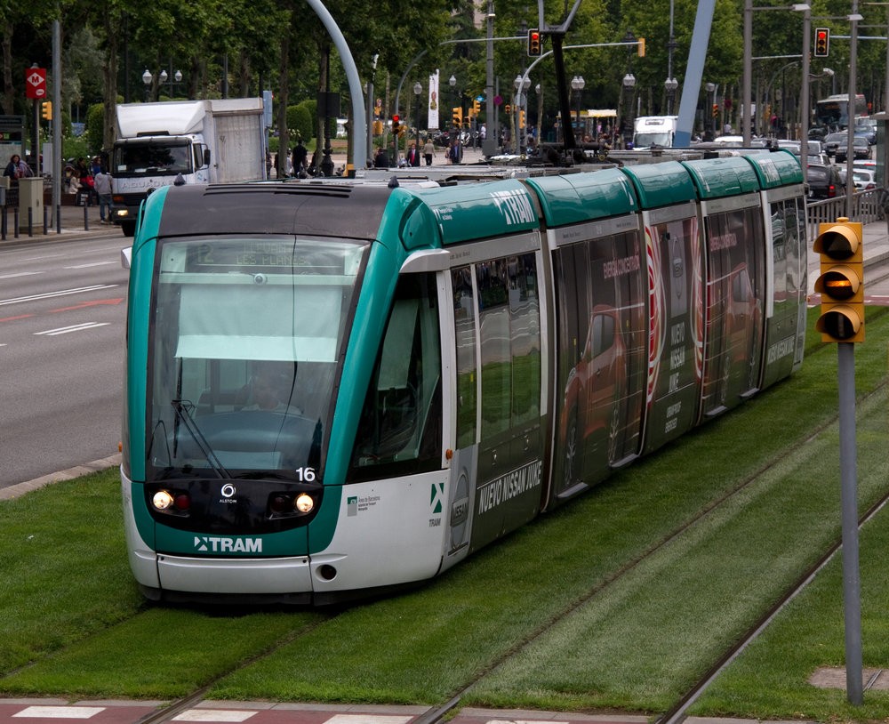 Tramvaj Alstom Citadis v ulicích Barcelony. (foto: Tony Hisgett; zdroj: Wikipedia.org)