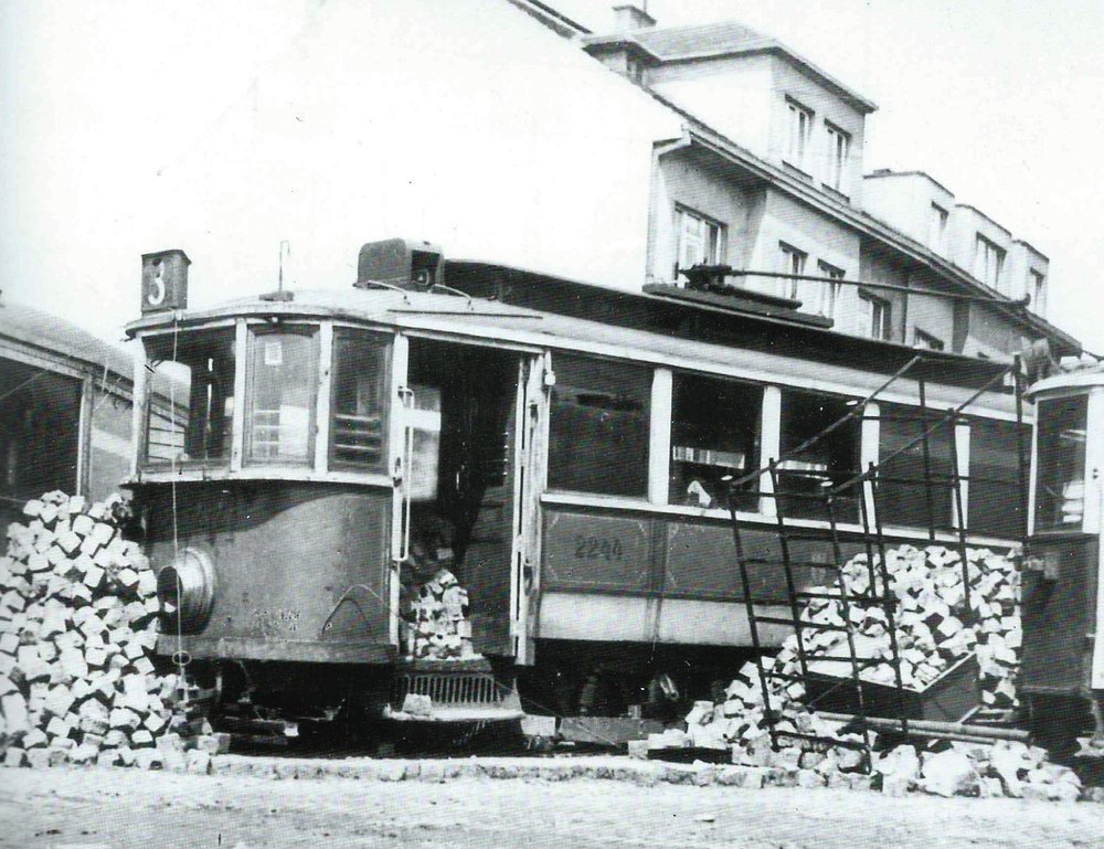 Řada tramvají elektrických podniků posloužila pro stavbu improvizovaných barikád, na nichž vozy neušly poškození.
