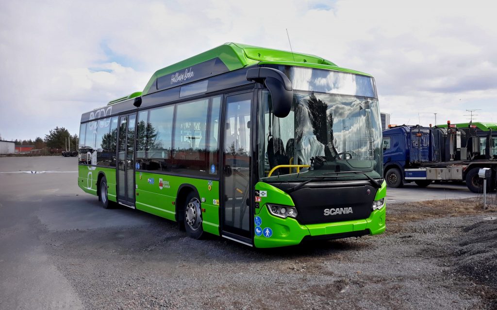  Pro příštích 10 let bude dopravce Boden Citybuss AB stavět na 13 autobusech Scania Citywide LE 12M CNG. Dvojice vozů byla už 7. května 2020 zvěčněna v servisu Norrlands Bil v sousedním městě Luleå. (foto: Lulebussen)