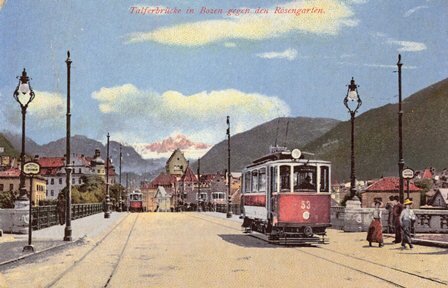Kresba se starými tramvajemi na mostě přes řeku Talvera. (zdroj: Wikipedia.org)