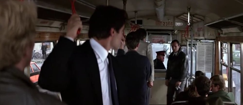 Agent tajné služby si přichází pro Karu. Zde je v interiéru vyobrazeno ev. č. 2366. (Převzato z filmu Dech života/The Living Daylights)