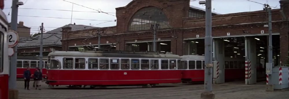 Jako konečná Karlova Ves posloužila dnes již zrušená vozovna Währing (Kreuzgasse). (Převzato z filmu Dech života/The Living Daylights)