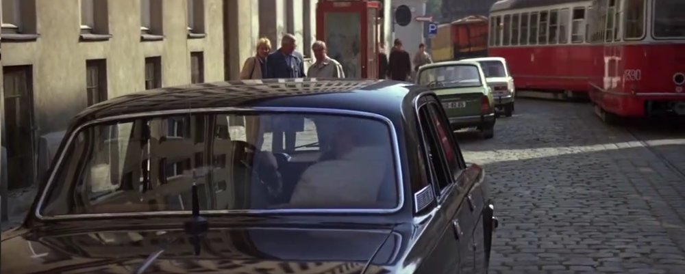 Na tomto záběru z filmu je možné vidět ev. č. 1390 na vlečném voze. Jaké bylo skutečné číslo tohoto vozu ve Vídni, se nám však bohužel dopátrat nepodařilo. (Převzato z filmu Dech života/The Living Daylights)