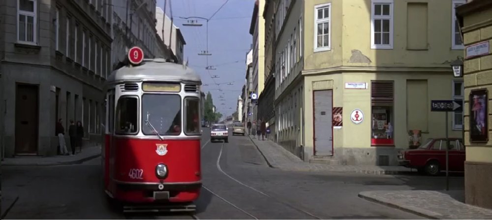 Por potřeby natáčení posloužily dvě soupravy tramvají L4 s vlečnými vozy I. Obě nesly v rámci filmu stejná evidenční čísla - 4602 a 1390. (Převzato z filmu Dech života/The Living Daylights)