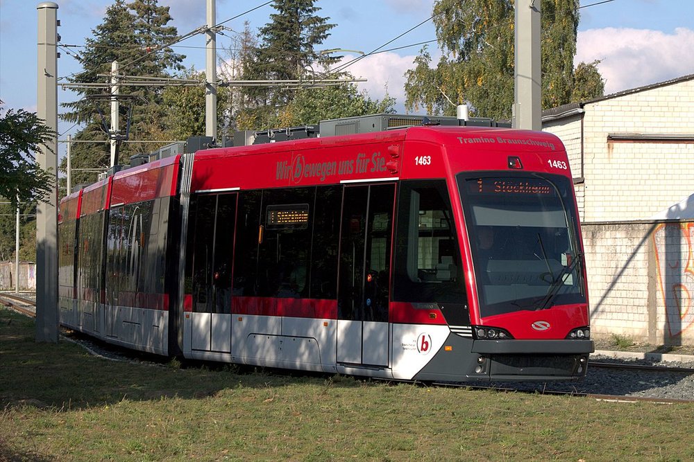 Tramvaj Solaris Tramino z první 18ks dodávky pro město Braunschweig. (zdroj: Wikipedia.org)