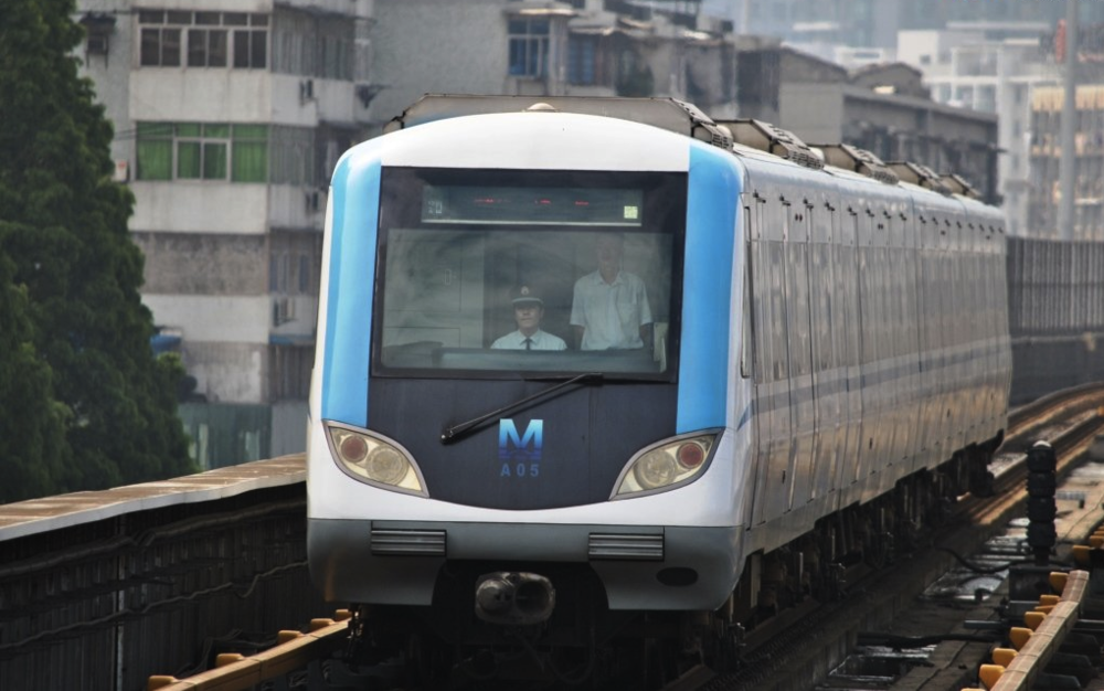 Ve městě Wu-chan jsou v provozu celkem 4 trasy metra o délce 128,7 km. První linka přitom byla otevřena teprve v roce 2004. (zdroj: Wikipedia.org)