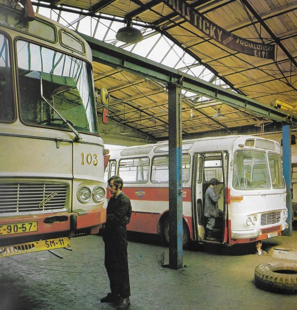 Údržba autobusů Karosa ŠM 11 v Košicích. (foto: DPMK)