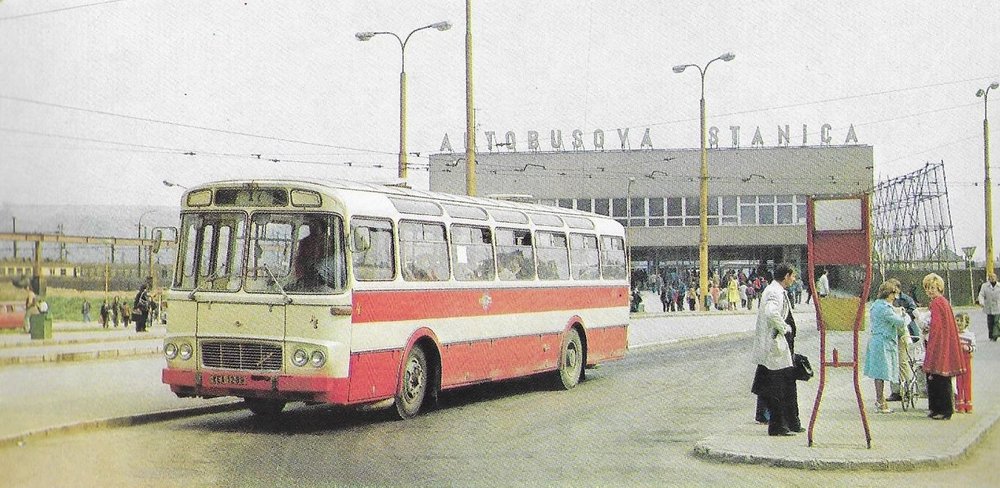 Vůz ev. č. 4 z roku 1978 u hlavního nádraží a autobusové stanice. Později byl vůz přečíslován na číslo 5051 a vyřazení se dočkal v roce 1985. (foto: DPMK)