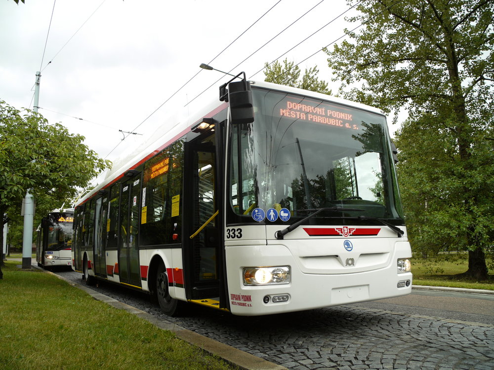 Trolejbus Škoda 30 Tr v Pardubicích. (zdroj: Wikipedia.org; foto: Jindřich Vohnout)