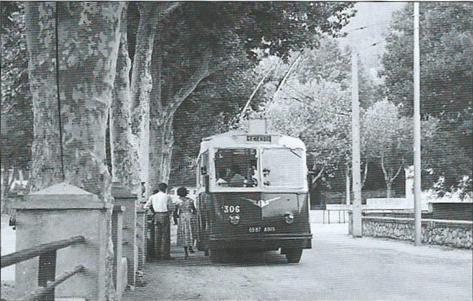 Smyčka v Gémenos na snímku z roku 1955, na kterém pózuje vůz ev. č. 306. (foto: J-B. Prudhommeaux / sbírka Amtuir)