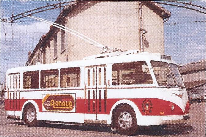 V 70. letech rozhodl dopravce CTL (Compagnie des Trolleybus de Limoges;, později STCL, dnes STCLM) o tom, že budou jeho trolejbusy, při příležitosti zavádění samoobslužného odbavování, omlazeny. Na snímku vidíme čerstvě generálkovaný vůz ev. č. 32 po vyjetí z limožského depa. (foto: STCL / archiv G. Mullera)