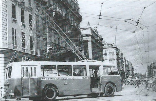 Dne 21. srpna 1943 byl zachycen vůz typu CB 60 při výjezdu na známou marseillskou ulici Canebière. (foto: archiv G. Mullera)