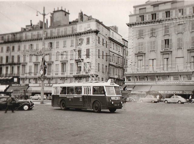 Trolejbus typu CB 60 ev. č 2 na lince 63 na marseillském dopravním uzlu Quai des Belges v září 1954. (foto: Jean Capolini)