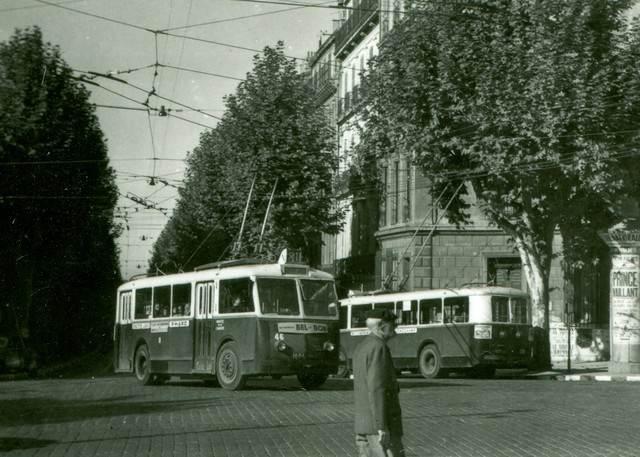 Další snímek z roku 1954. Tentokrát vidíme marseillský trolejbus ev. č. 46 na lince 81 směřující na konečnou Longchamp. (foto: Jean Capolini)