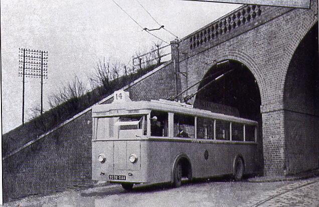 Vůz CS 60 byl v Rouenu zachycen na ulici Renard pod železniční tratí, nedaleko místního Západního hřbitovu. V pravém dolním rohu vidíme tramvajovou trať. Tramvaje, na rozdíl od trolejbusů, neměly pod podjezdem dvě stopy. 