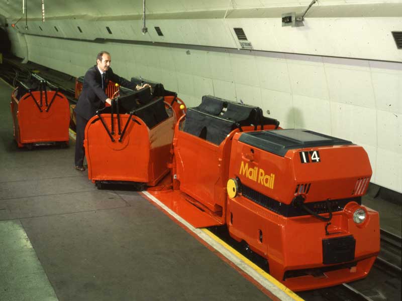 V podzemí se vystřídalo několik generací automatických lokomotiv a vozů. (sbírka: The Postal Museum)