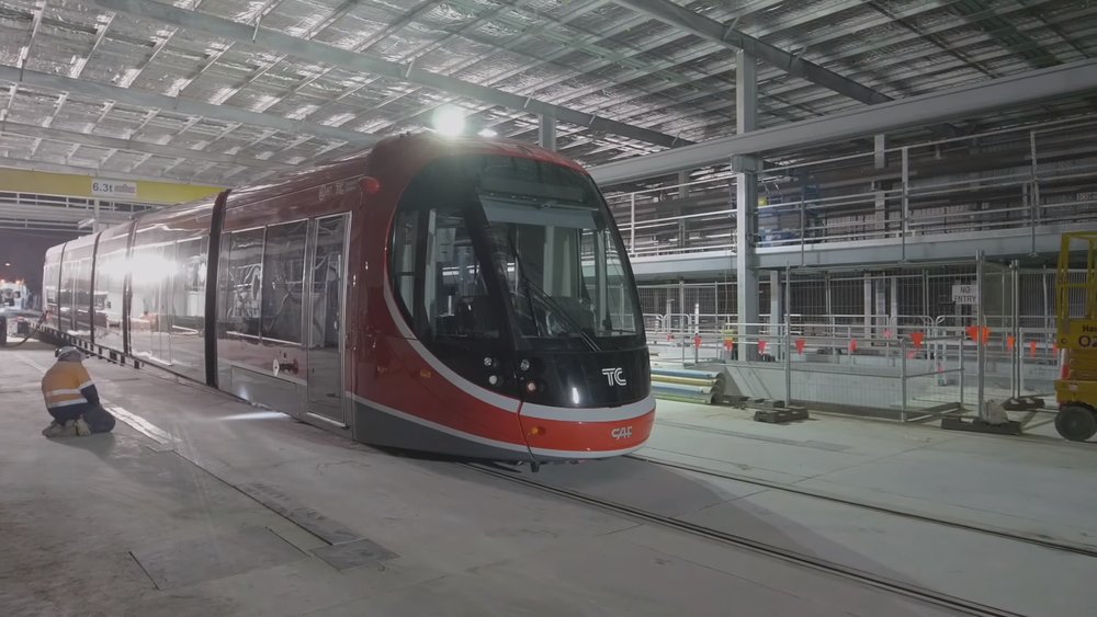 První dotyk s kolejemi ve vozovně. (zdroj: Transport Camberra)