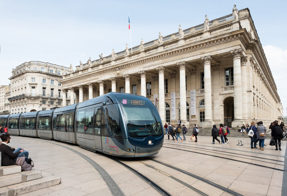 Tramvaje na části trasy využívají i systému spodního přívodu proudu od Alstomu. (foto: Alstom)