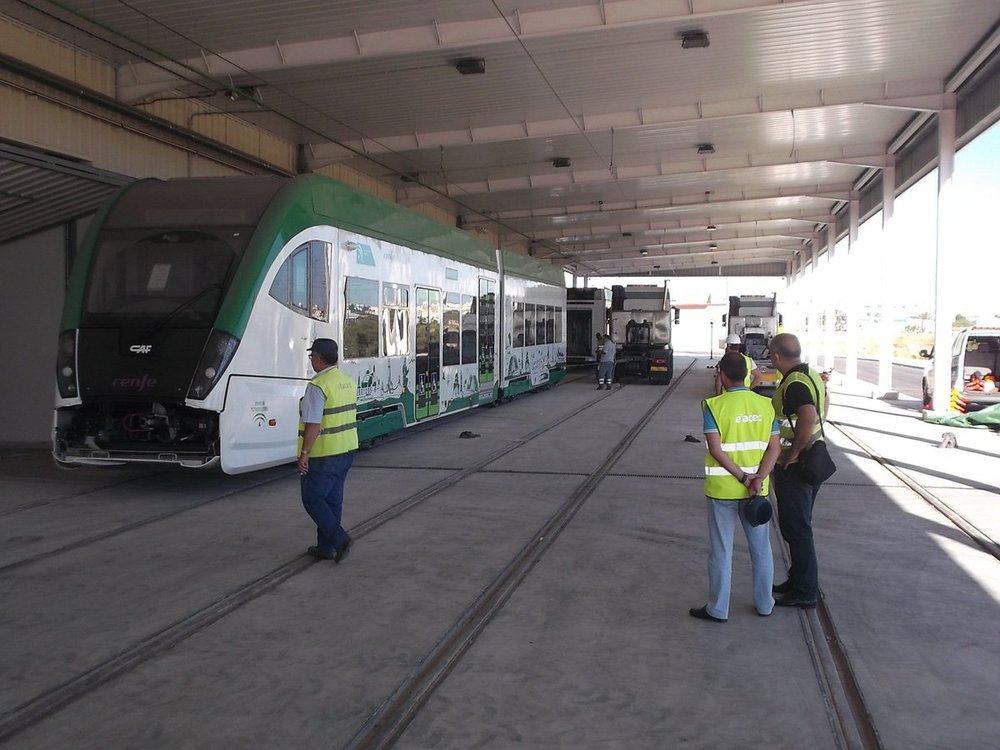Snímek dodávky tříčlánkových vozidel o délce 38 140 mm, která musí být homologována nejen pro tramvajový, ale i železniční provoz. Vozidla jsou proto mimo jiné vybavena i vlakovými zabezpečovači. (foto: Agencia de Obra Pública de la Junta de Andalucía)