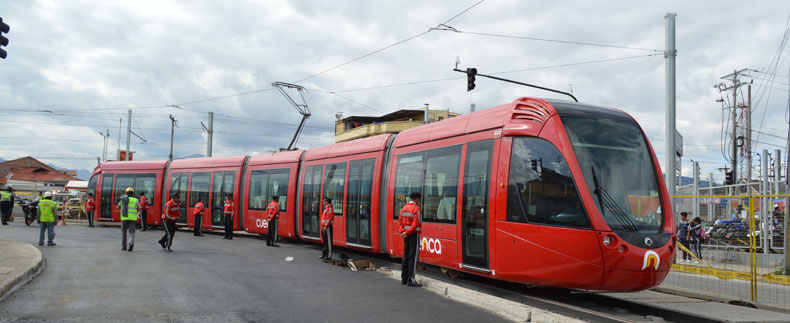 Snímek z prvotních jízd tramvají ulicemi města. Tramvaj vyjíždí z odbočné trati do Vozovny na třídu De las Avenidas. (foto: Gobierno Autónomo Descentralizado Municipal del Cantón Cuenca)