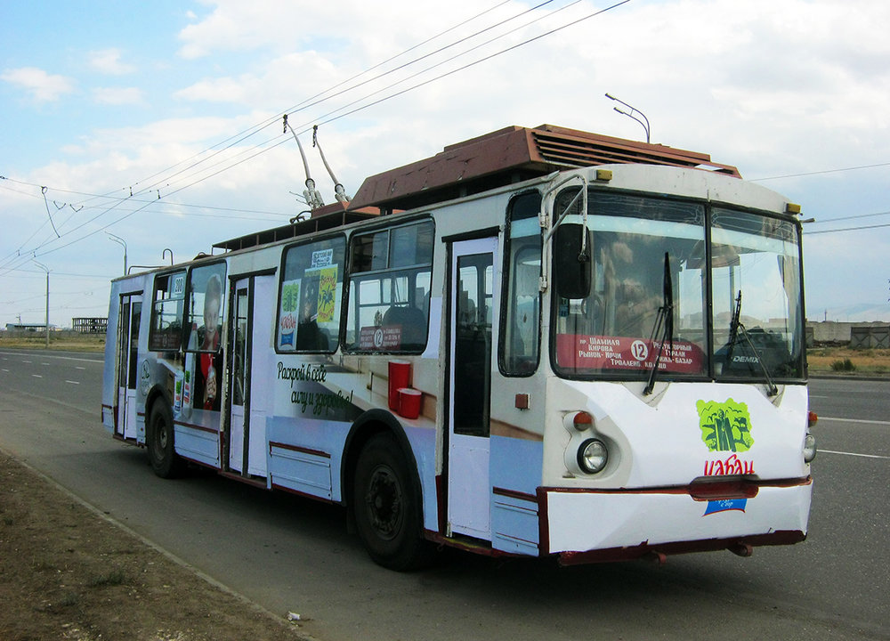 Snímek z roku 2016 ukazuje trolejbus typu VZТМ-5284 ev. č. 208 na tehdy ještě neúplné trati do Kaspijsku. (foto: Alim Kazimagomedov)