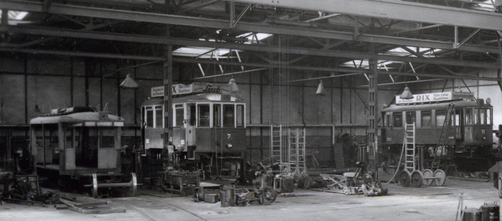 Pohled do dílen Společnosti moravských místních drah v Ostravě v období druhé světové války. (sbírka: Ing. Rudolf Pavelek)