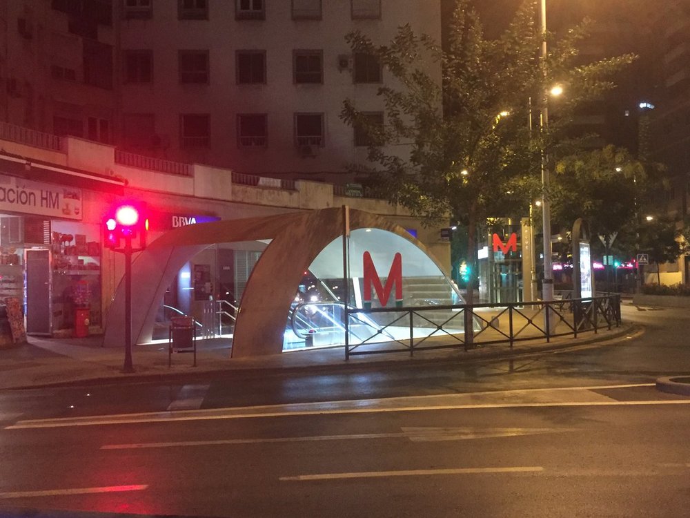 Noční pohled na vstup do stanice. (foto: Metropolitano de Granada)