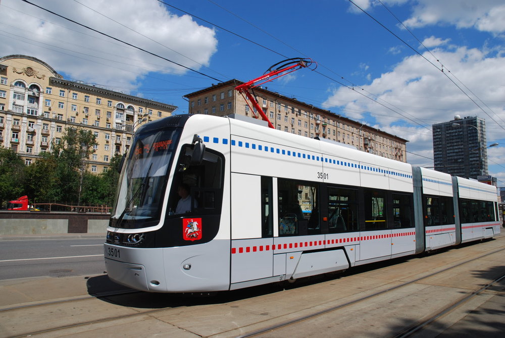První polské tramvaje se v Kyjevě objevily v letech 2015 až 2016 a způsobily svého času nemalý rozruch, neboť se jednalo o vozy, které neodebrala Moskva. Po první desetikusové dodávce mělo na základě rozhodnutí z léta 2017 následovat dalších 40 identických vozů, nakonec jich ale bylo kvůli nepříznivému kurzovému vývoji dodáno jen 37, přičemž poslední dvě tramvaje byly zařazeny dne 21. prosince 2018. Dnes tedy polských Pes jezdí ve městě 47. (ilustrační foto: PESA Bydgoszcz SA)