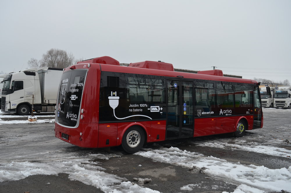 Pohled zezadu na elektrobus od SORu pro Nový Jičín. (foto: redakce)