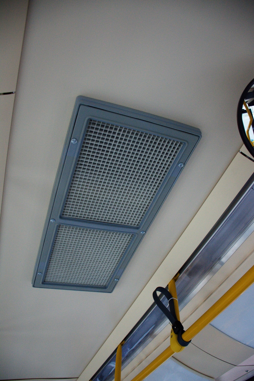 Detail výdechu klimatizace cestujících v interiéru. (foto: Dávid Hanušovský)