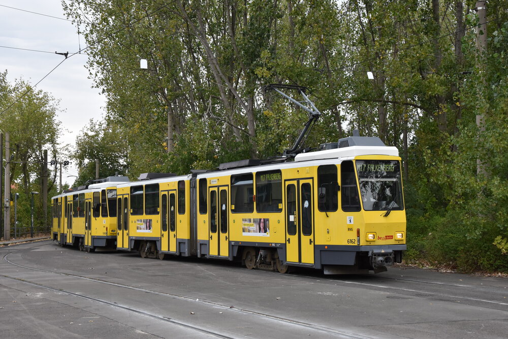Tramvaje KT4D-mod v Berlíně jsou využívány už jen jako posila dopravy a při vybraných výlukách. (foto: Libor Hinčica)