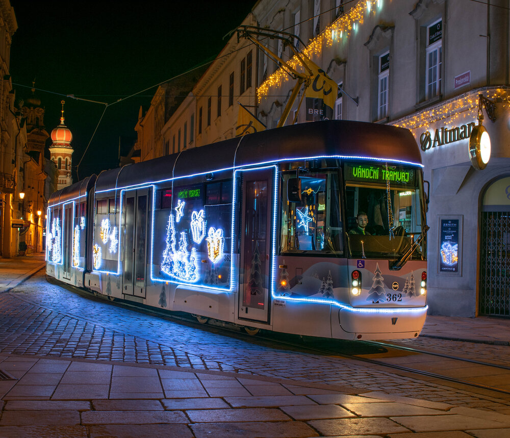 V loňském roce zaujala hlasující z českých tramvají nejvíce plzeňská “Vánoční tramvaj” VarioLF2/2IN (na snímku). Celkově ale vítězství obhájil maďarský Miskolc. Jak to bude letos? (foto: PMDP)