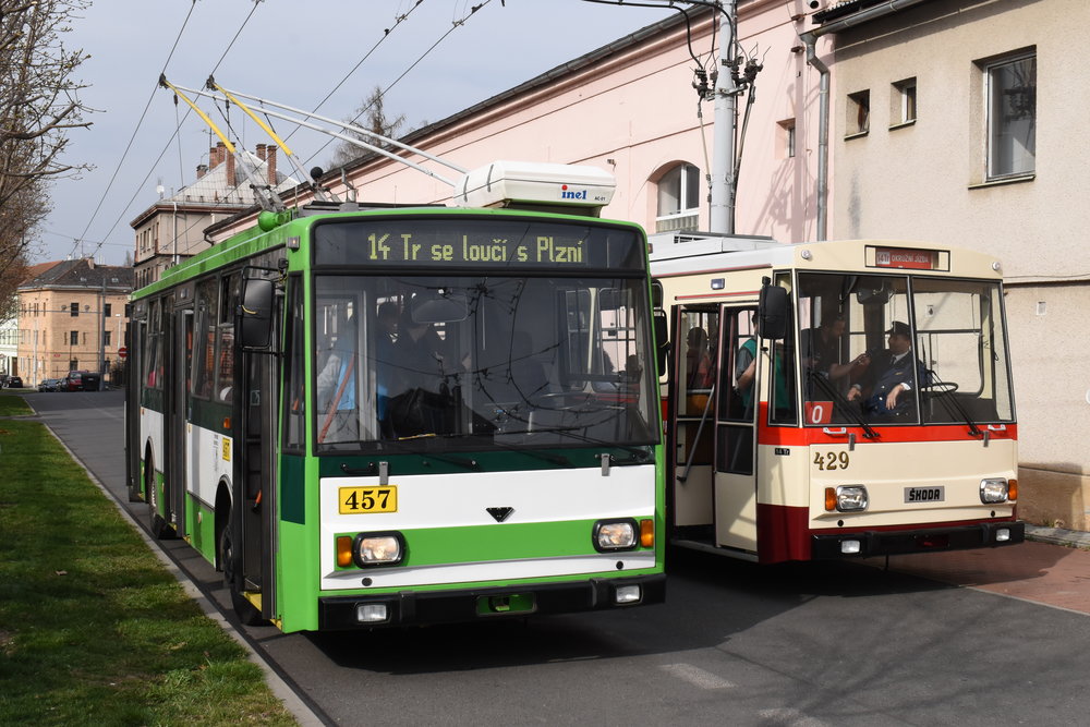 Trolejbusy Škoda 14 Tr patřily ke koloritu Plzně téměř 40 let. Během nich se podoba trolejbusů této typové řady výrazně změnila. (foto: Zdeněk Kresa)