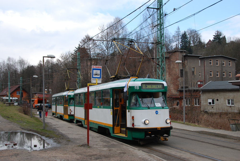 Tramvaje T2R ev. č. 18 a 19 na meziměstské trati do Jablonce nad Nisou. (foto: Libor Hinčica)