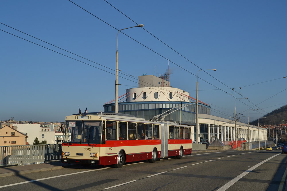 Trolejbus před komínskou vozovnou. (foto: Ing. Jiří Černý)